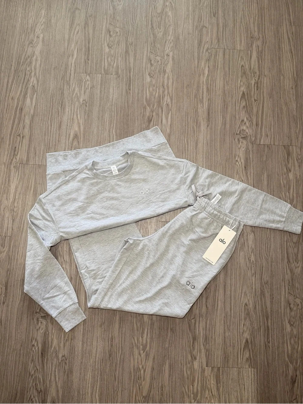 ALO Yoga Girls' Light Gray Sweatpants & Crewneck Joggers Set